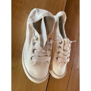 NWT! Little Girls Slip on White casual sneaker shoe. Lace heel detail. Size 13